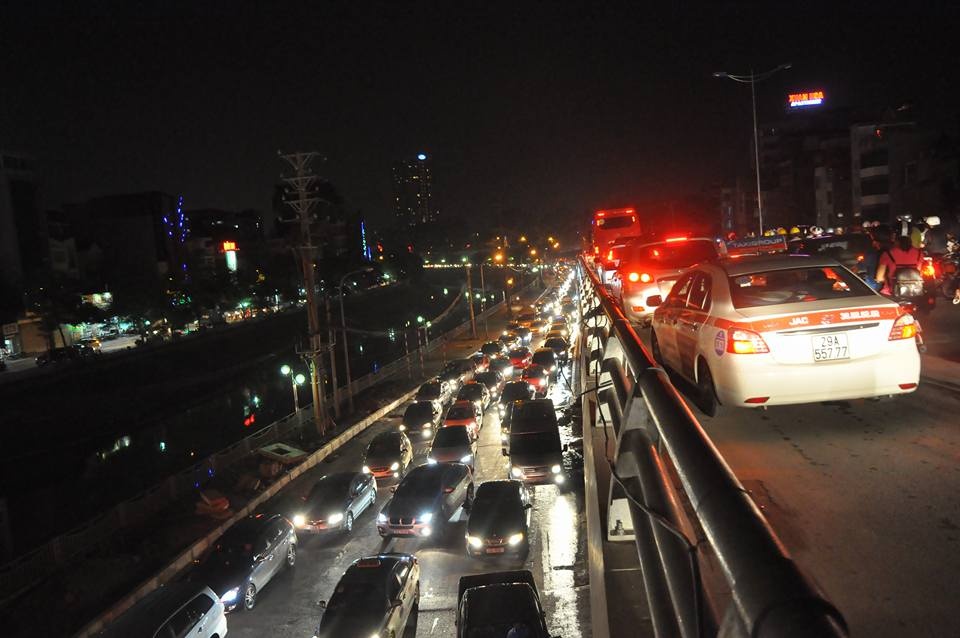 20h, các phương tiện vẫn đổ dồn từ cầu Nhật Tân, Lạc Long Quân hướng về Cầu Giấy dọc bờ sông Tô Lịch khiến tuyến đuoèng này ùn ứ hàng km. Các phương tiện ùn ứ, di chuyển chậm. Từ đường Nguyễn Khánh Toàn hướng lên Đào Tấn, Hoàng Quốc Việt lên dốc Bưởi, Trần Duy Hưng hướng lên Nguyễn Chí Thanh các phương tiện cũng không thể lưu thông. Tại các nút giao này, lực lượng cảnh sát dùng rào chắn dòng phương tiện. Nhiều người phải quay đầu chuyển hướng. Tình trạng ùn tắc kéo dài, nhiều người nóng vội dẫn tới tình trạng chen lấn xô đẩy để được quay đầu chuyển hướng. 