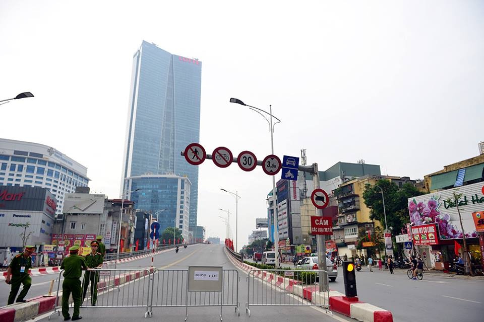 Cầ vượt Nguyễn Chí Thanh 18h chiều nay.