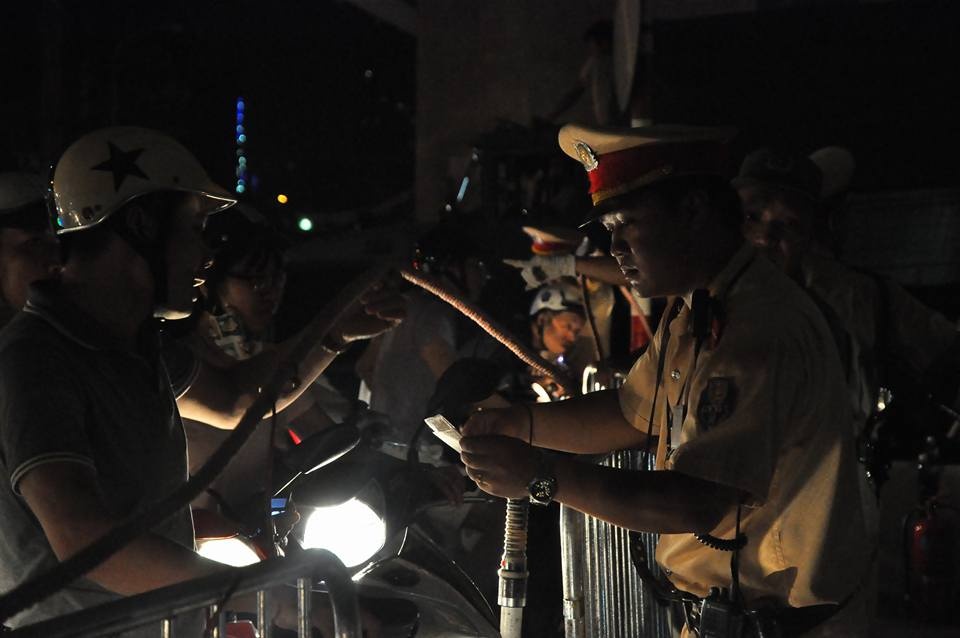 Nguoi di xe may loay hoay tim loi di vi cam duong nhieu nga hinh anh