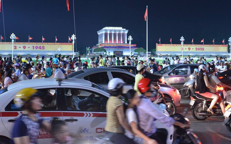 Trung tam Ha Noi dong nghet truoc gio cam duong 2/9 hinh anh
