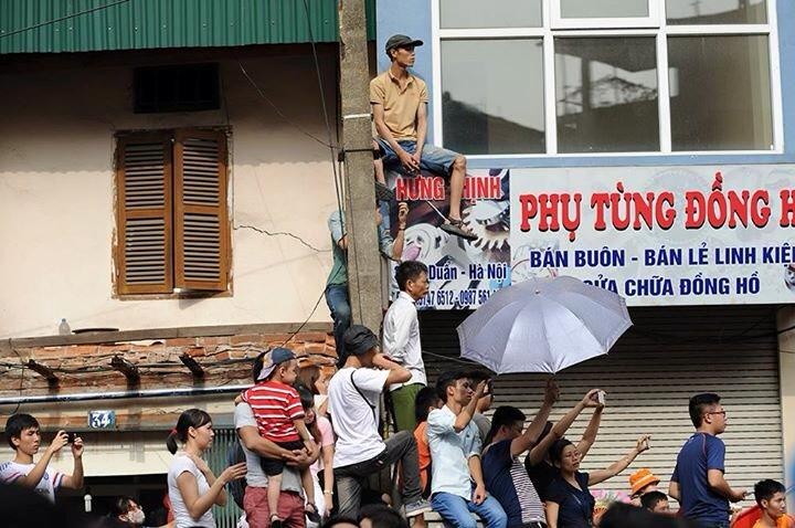 Khan gia noi duoi nhau di theo sau doan dieu binh hinh anh