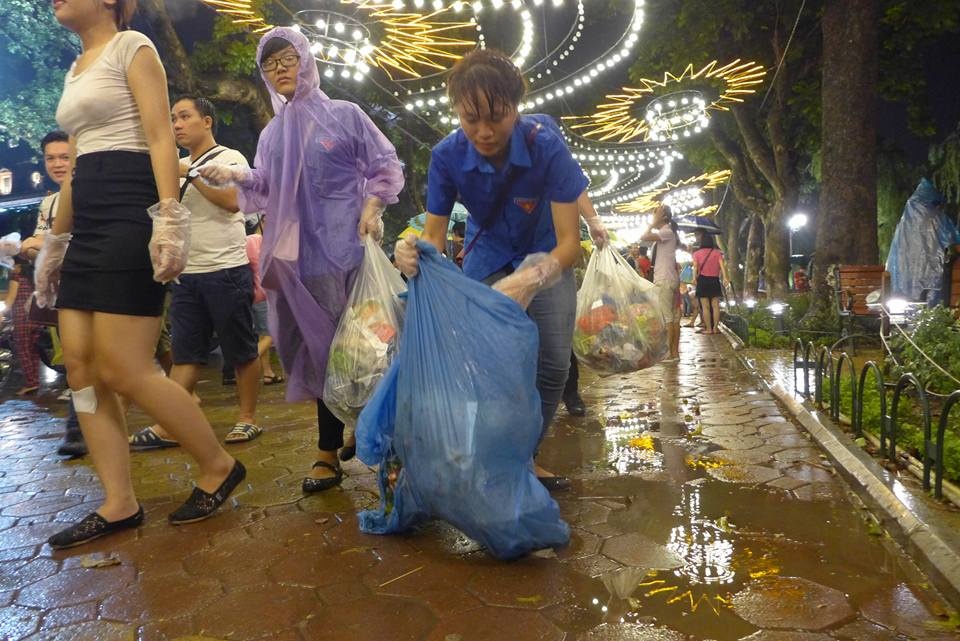 Hanh dong dep cua nguoi thu do sau dem ban phao hoa 2/9 hinh anh