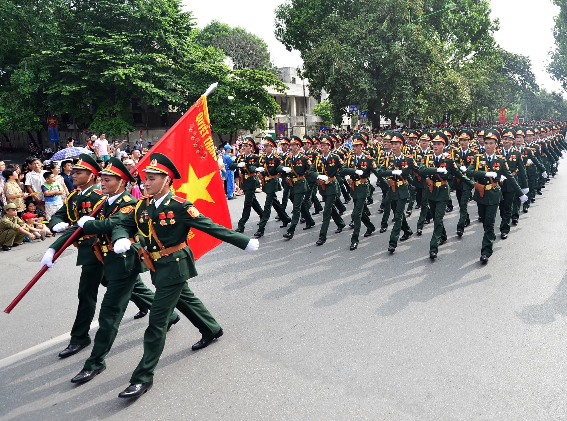 Hinh anh dieu binh an tuong tren duong pho hinh anh