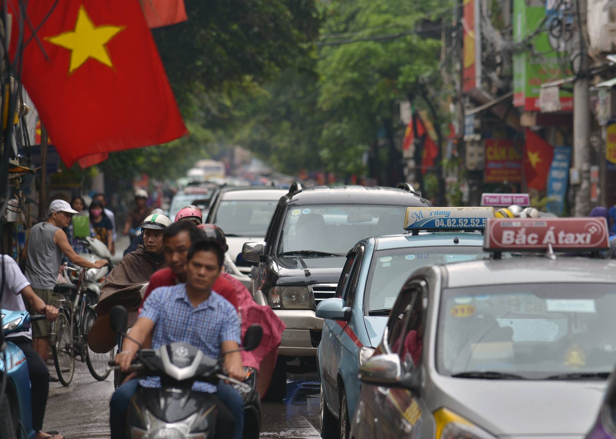 Tac duong sang 4/9: Ket cung suot nhieu gio hinh anh