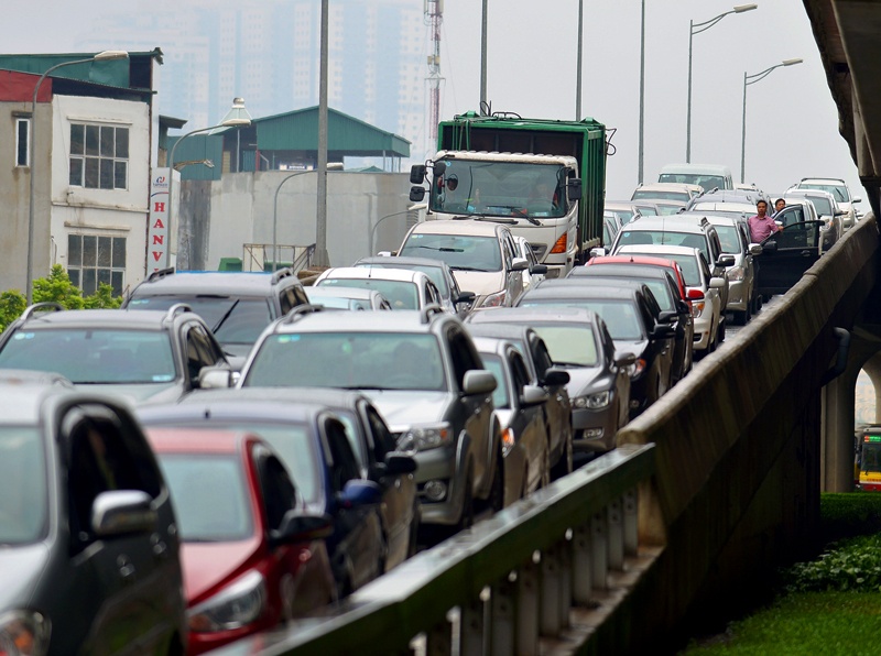 Un tac dai hang km, oto dan kin long duong hinh anh