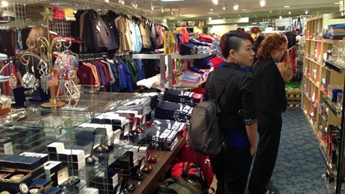 Một cửa hàng bán đồ lưu niệm và hàng hóa trong trụ sở Bộ Ngoại giao Mỹ.