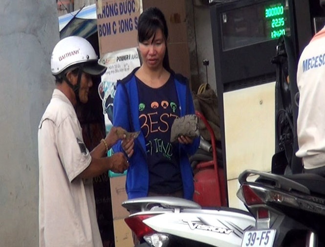 Sau đó ông Tý lại xin tiền một người khác cũng tại cây xăng này.