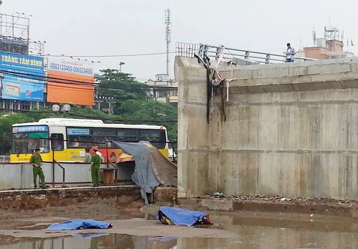 Di xe len cau xay do, thanh nien roi tu do cao 5 met hinh anh