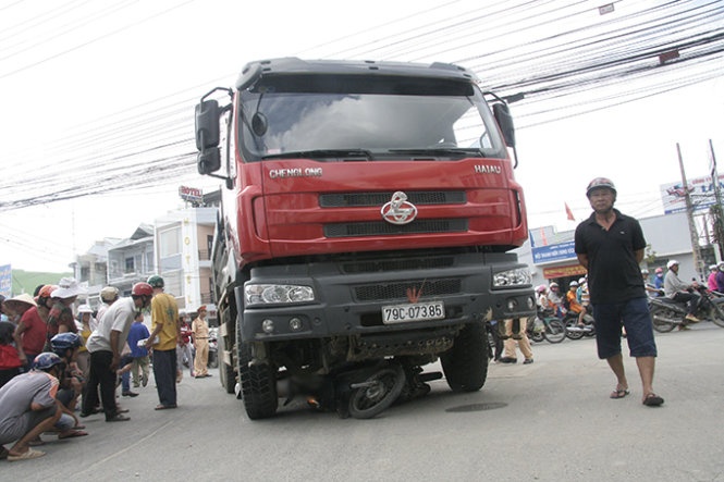 Xe tai cuon xe may vao gam, vo chong chet tham hinh anh