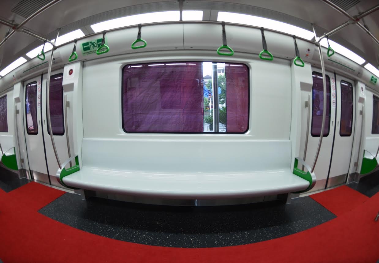 Ghế làm bằng composite độ bền cao, tránh cảm giác lạnh khi ngồi vào mùa đông.