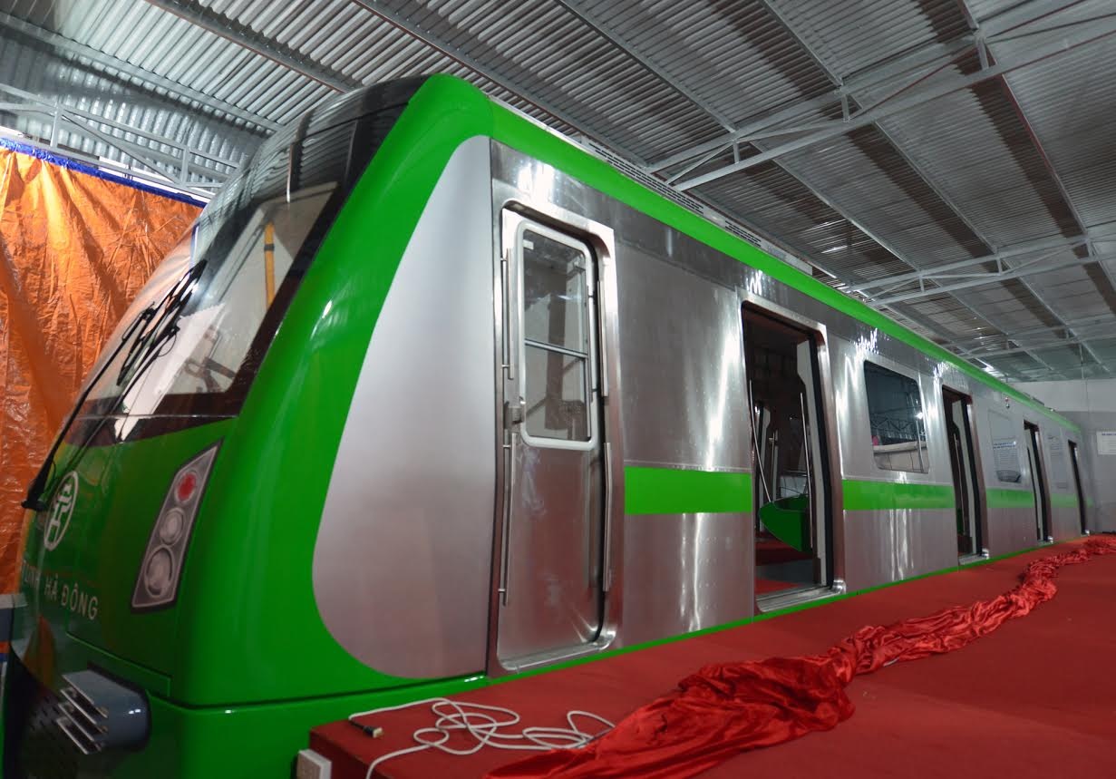 Đây là đầu tàu mẫu trong số 13 đoàn tàu mà Ban quản lý dự án đường sắt (Bộ Giao thông Vận tải) dự kiến mua cho dự án đường sắt đô thị Cát Linh - Hà Đông.