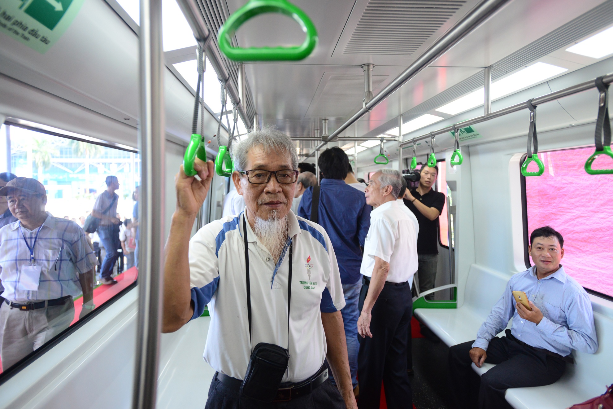 Nguoi Ha Noi xep hang len tham quan tau dien hinh anh