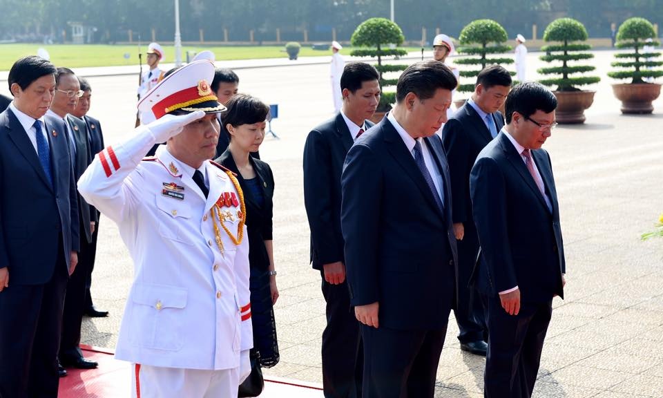 Trước khi tới Quốc hội Việt Nam, ông Tập Cận Bình đã viếng Lăng Chủ tịch Hồ Chí Minh. Ảnh: Hoàng Hà.