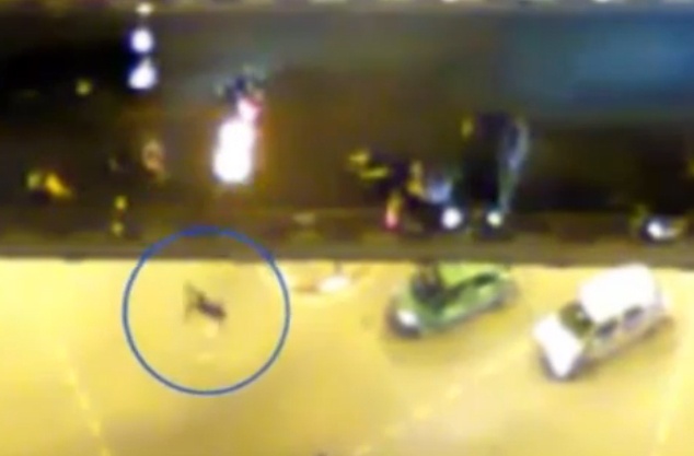 Video taxi tong hang loat xe may tren cau vuot hinh anh