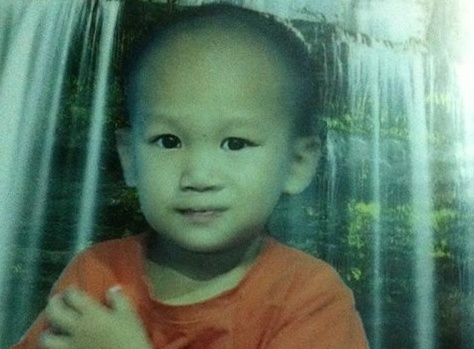 Uong nham thuoc tay trong tu lanh, be trai 3 tuoi tu vong hinh anh