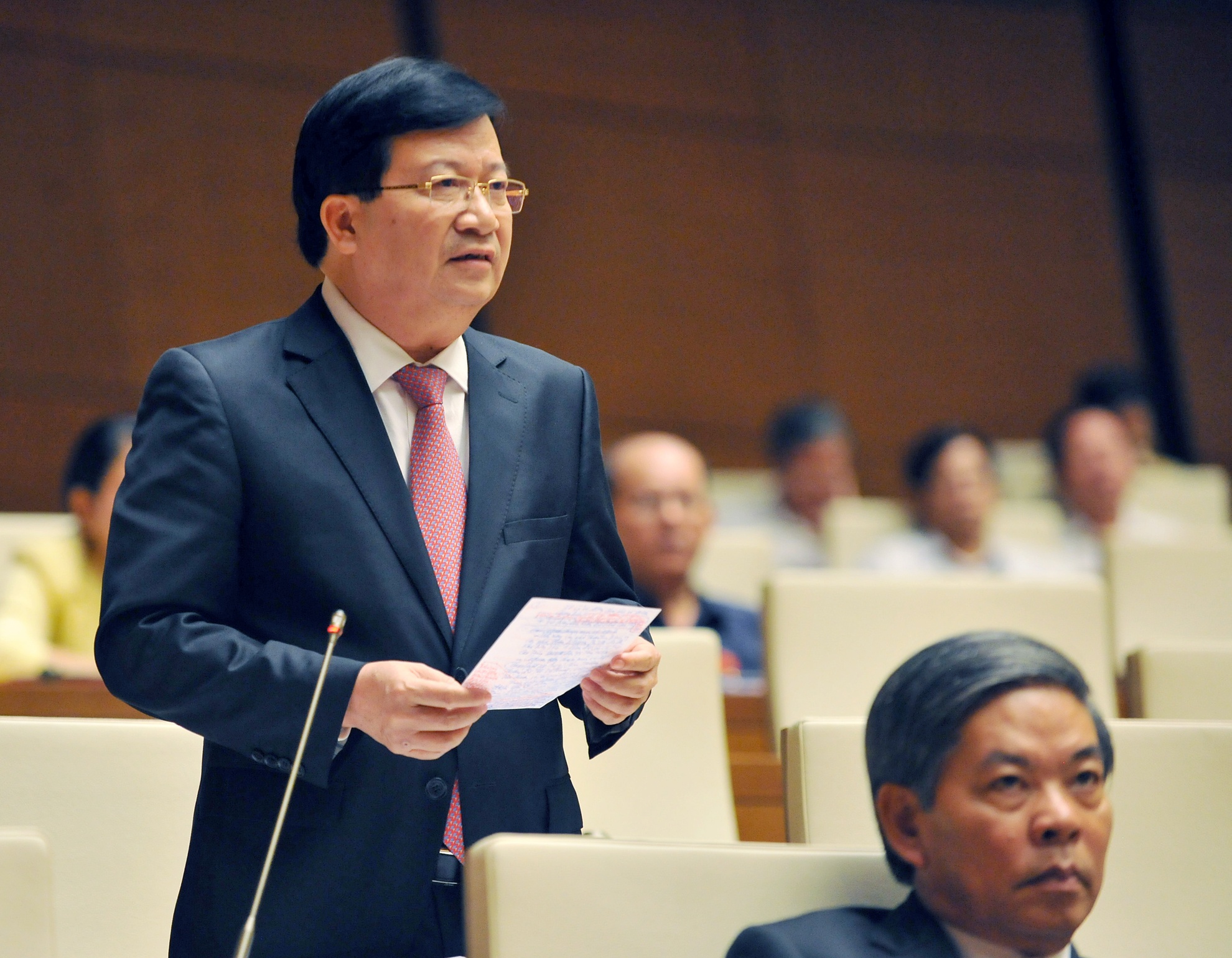 Chu tich Quoc hoi: 'Tai sao cu xay nha giua pho?' hinh anh