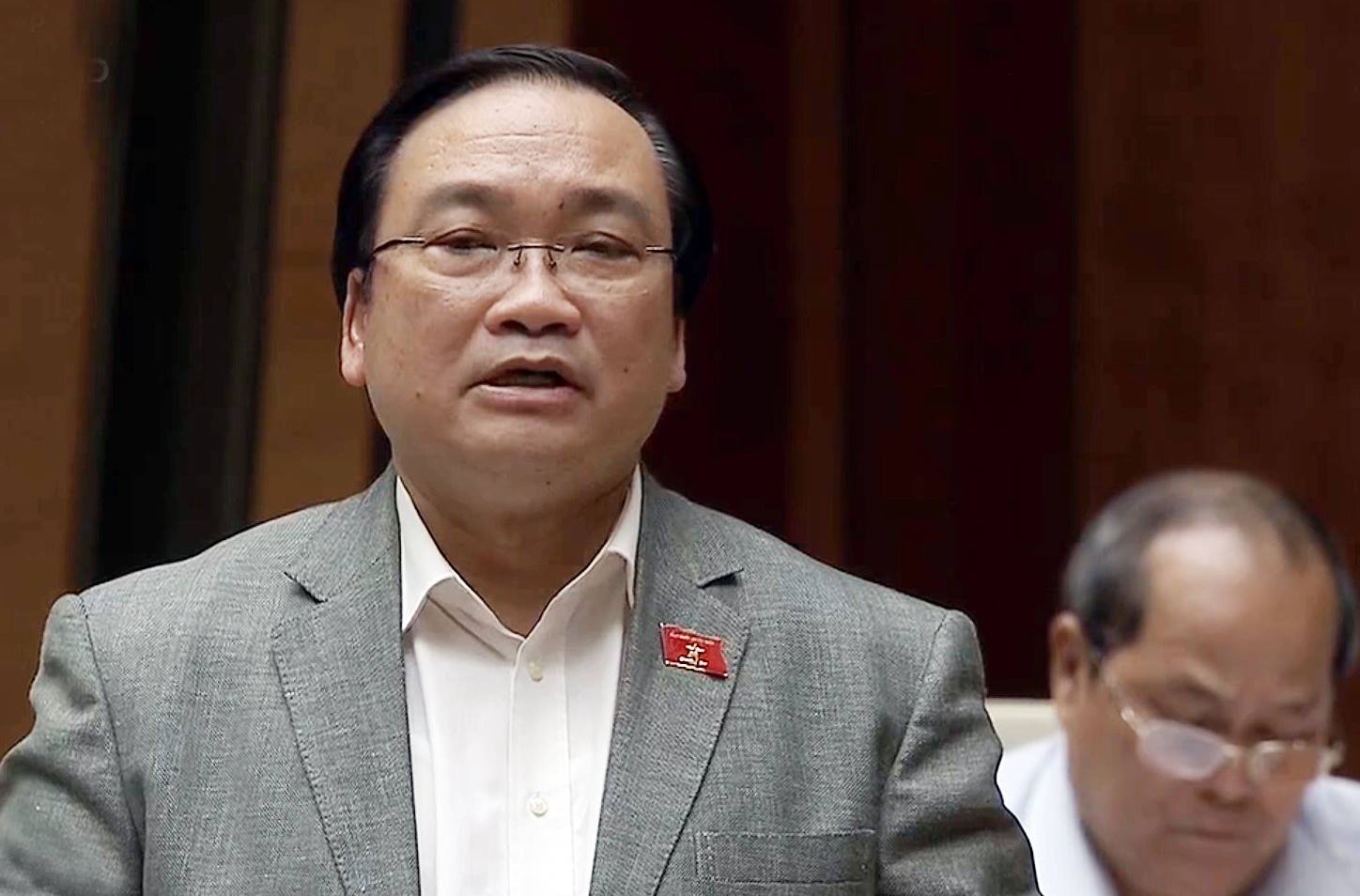 Phó thủ tướng Hoàng Trung Hải trả lời chất vấn chiều 17/11. 