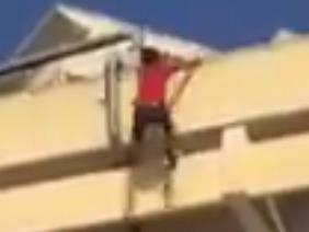 Thanh nien ngao da nhay tu tang 4 trung noc oto hinh anh