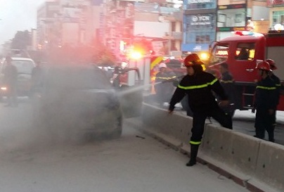 Xe Chevrolet boc chay duoi ham cau vuot hinh anh