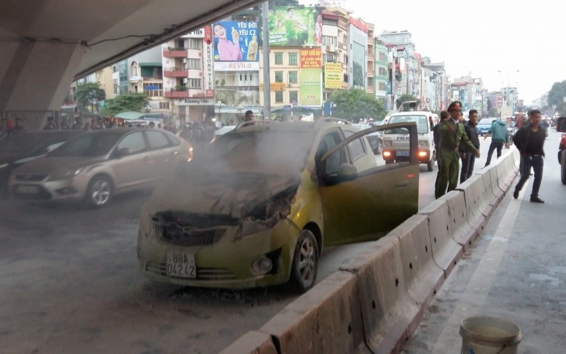 Xe Spark boc chay sau khi roi tiem sua hinh anh