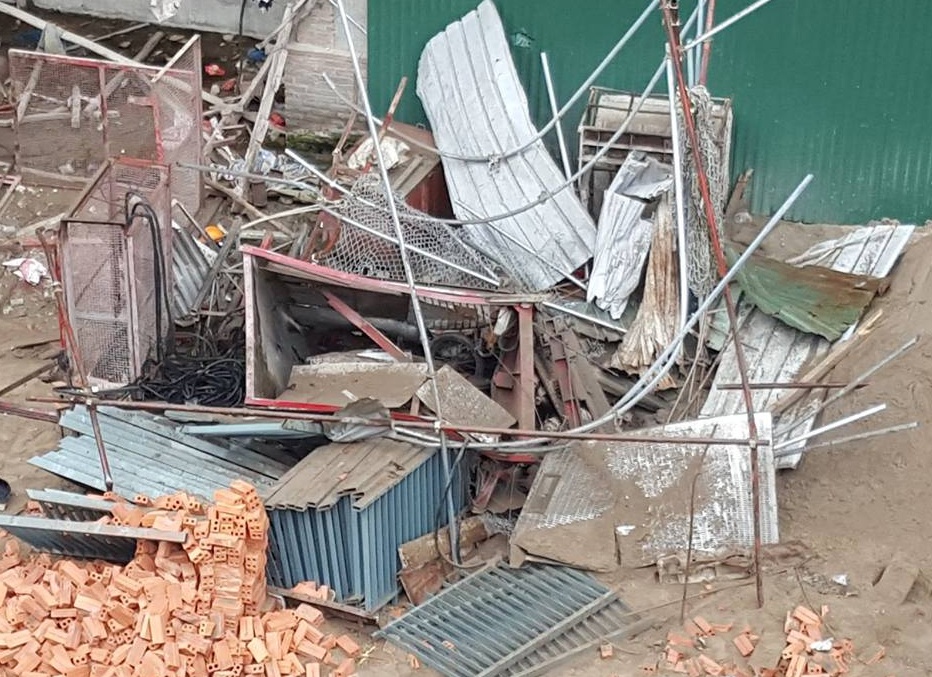 Sap van thang, 2 nguoi tu vong vi roi tu tang cao hinh anh