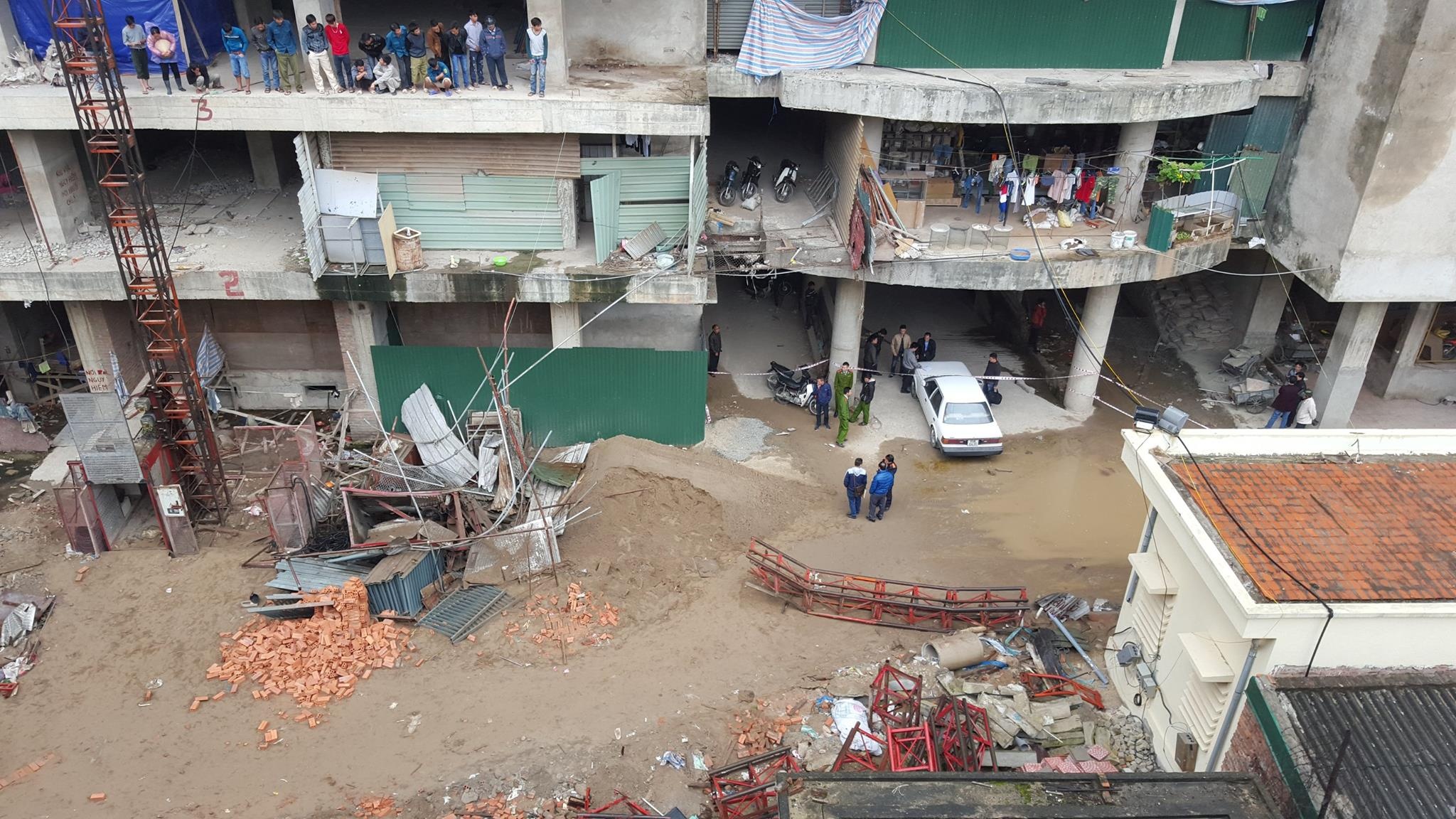 Hiện trường sự cố nhìn từ tòa nhà đối diện. Ảnh: Hoàn nguyễn.