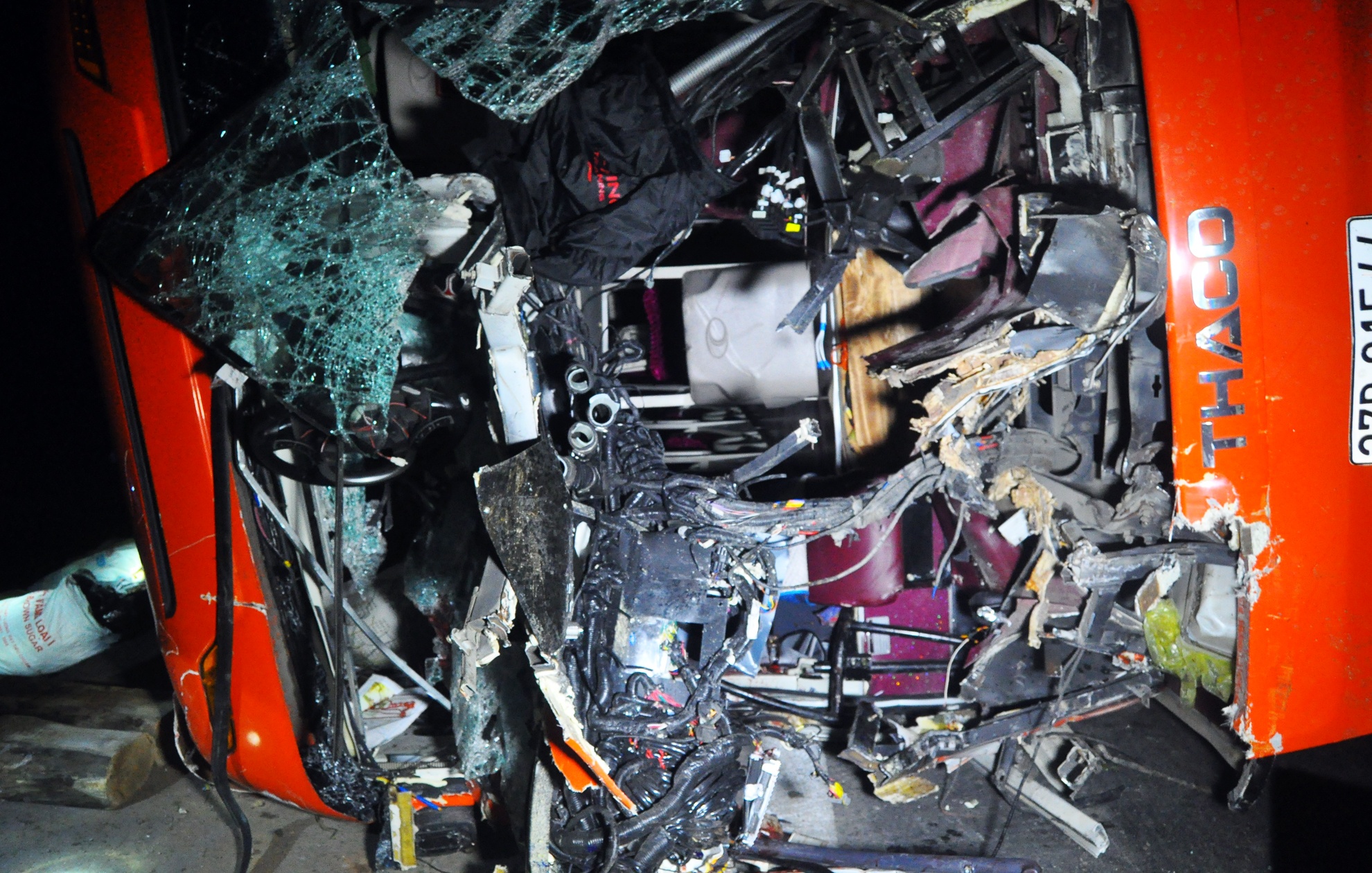 Xe khach tong xe tai, 2 nguoi tu vong, 17 nguoi bi thuong hinh anh