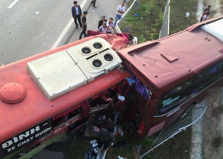 Xe giuong nam tong nhau tren cao toc, 2 vo chong tu vong hinh anh