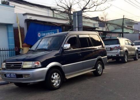 Nhieu xe bien xanh di du dam cuoi to chuc tai truong hoc hinh anh