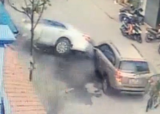 Clip xe Camry tong 3 nguoi tu vong hinh anh