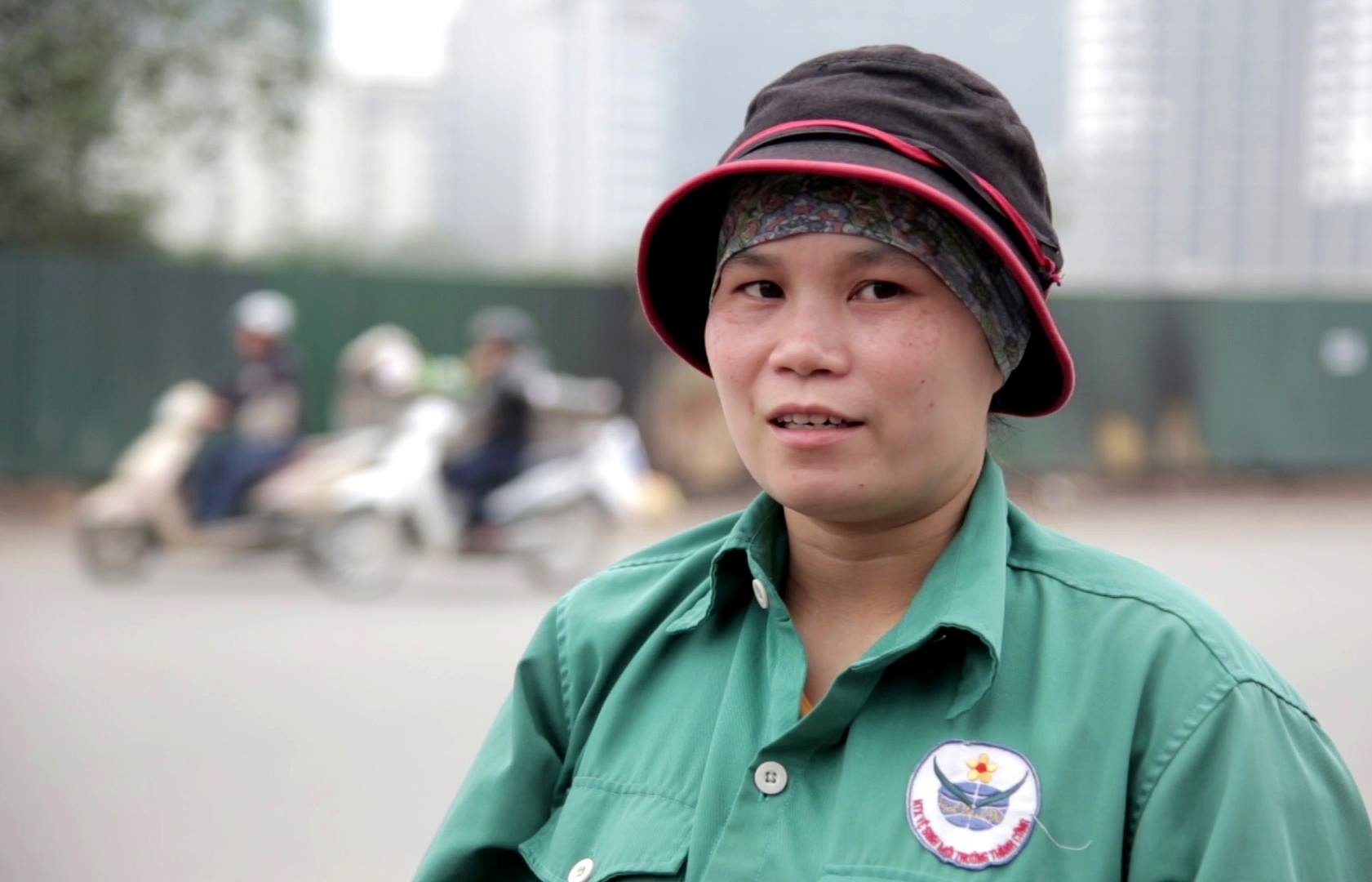 8/3 khong qua cua nguoi me 'cung con quet rac' hinh anh