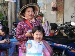 Hai ba chau 'chim canh cut' hinh anh