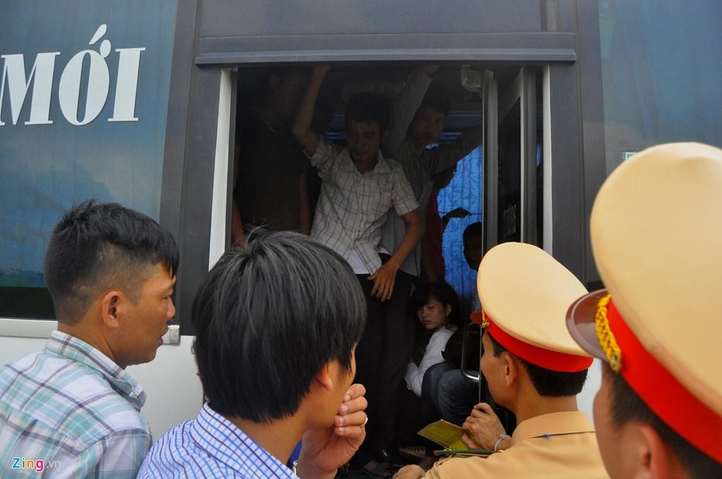 xe 29 cho nhoi 93 hanh khach anh 2