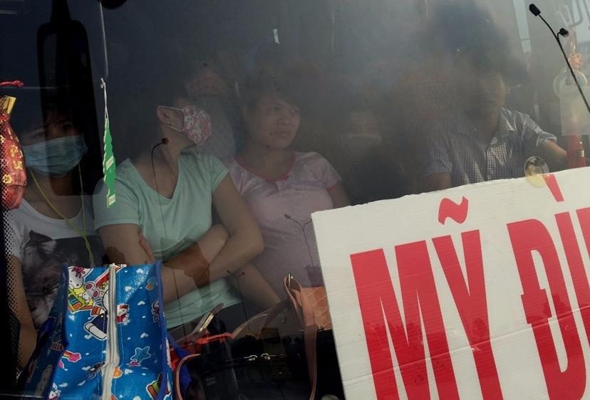 Xe 29 cho nhoi nhet 93 nguoi: 'Khong nhoi thi doi' hinh anh