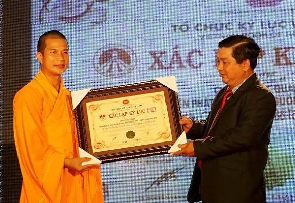 Thu tuong tang bang khen cho Dai duc Thich Phuoc Ngoc hinh anh