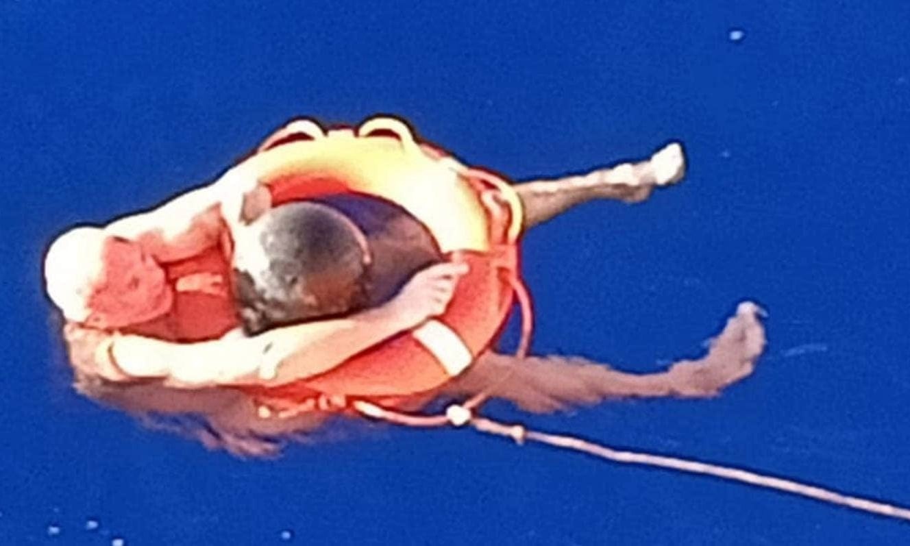 Nguoi dan ong song sot sau 14 gio bi roi xuong bien hinh anh