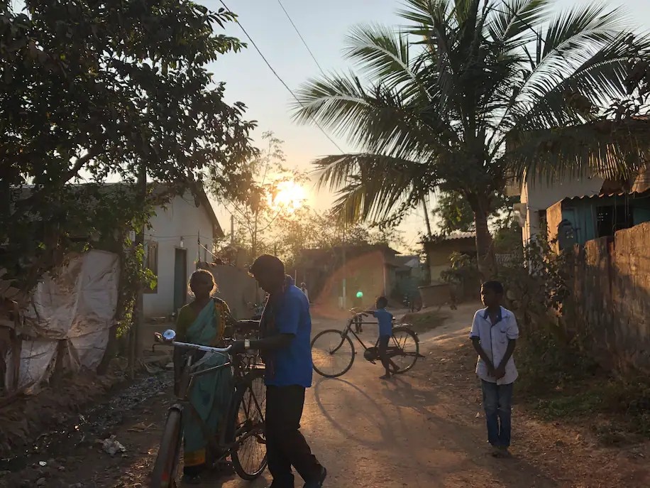 can benh bi an,  thi tran Eluru o An Do,  trieu chung co giat,  nong dan anh 1