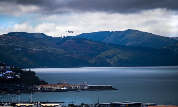 Dan New Zealand buc xuc vi chi nguoi giau duoc chao don ve nuoc hinh anh