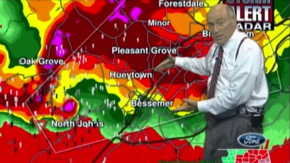 Dang len song, phong vien thoi tiet phat hien loc xoay ap vao nha hinh anh