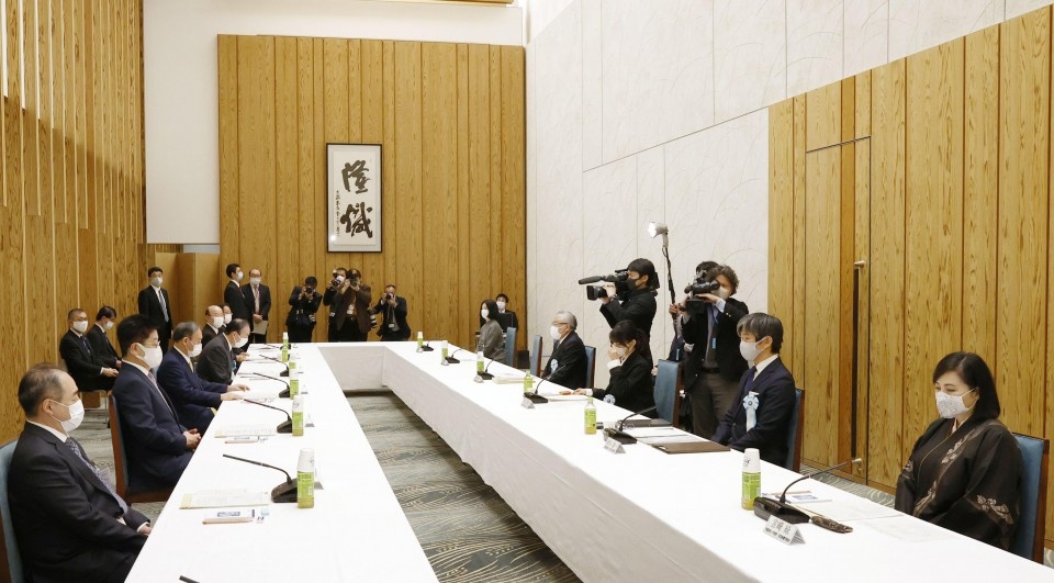 hoang toc Nhat Ban,  tim nguoi thua ke ngai vang,  ngai vang Hoa Cuc,  Nhat Hoang anh 1