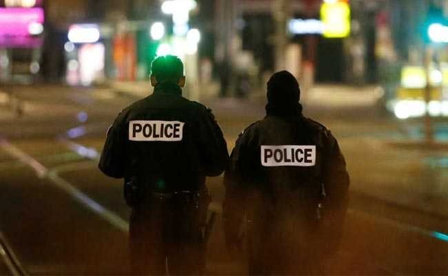 Phap bat giu hon 110 nguoi vi tiec tung 'chui' hinh anh