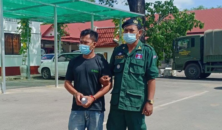 Bat giu nguoi dan ong lam video gia mao thu tuong Campuchia hinh anh