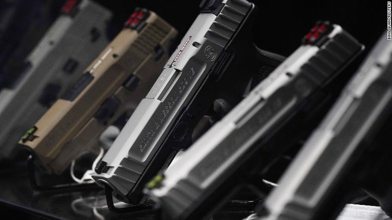 Nguoi goc A o My do xo di mua sung hinh anh