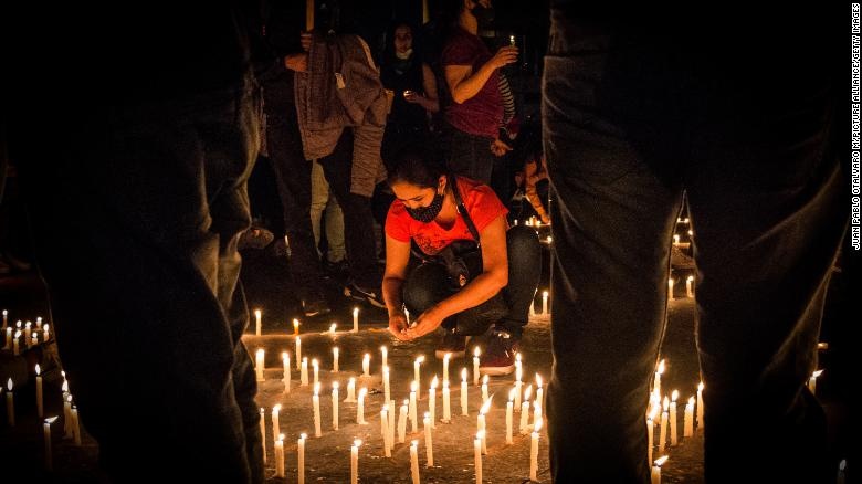 nha hoat dong Colombia chet,  dang bieu tinh on hoa,  chong chinh quyen tong thong anh 1