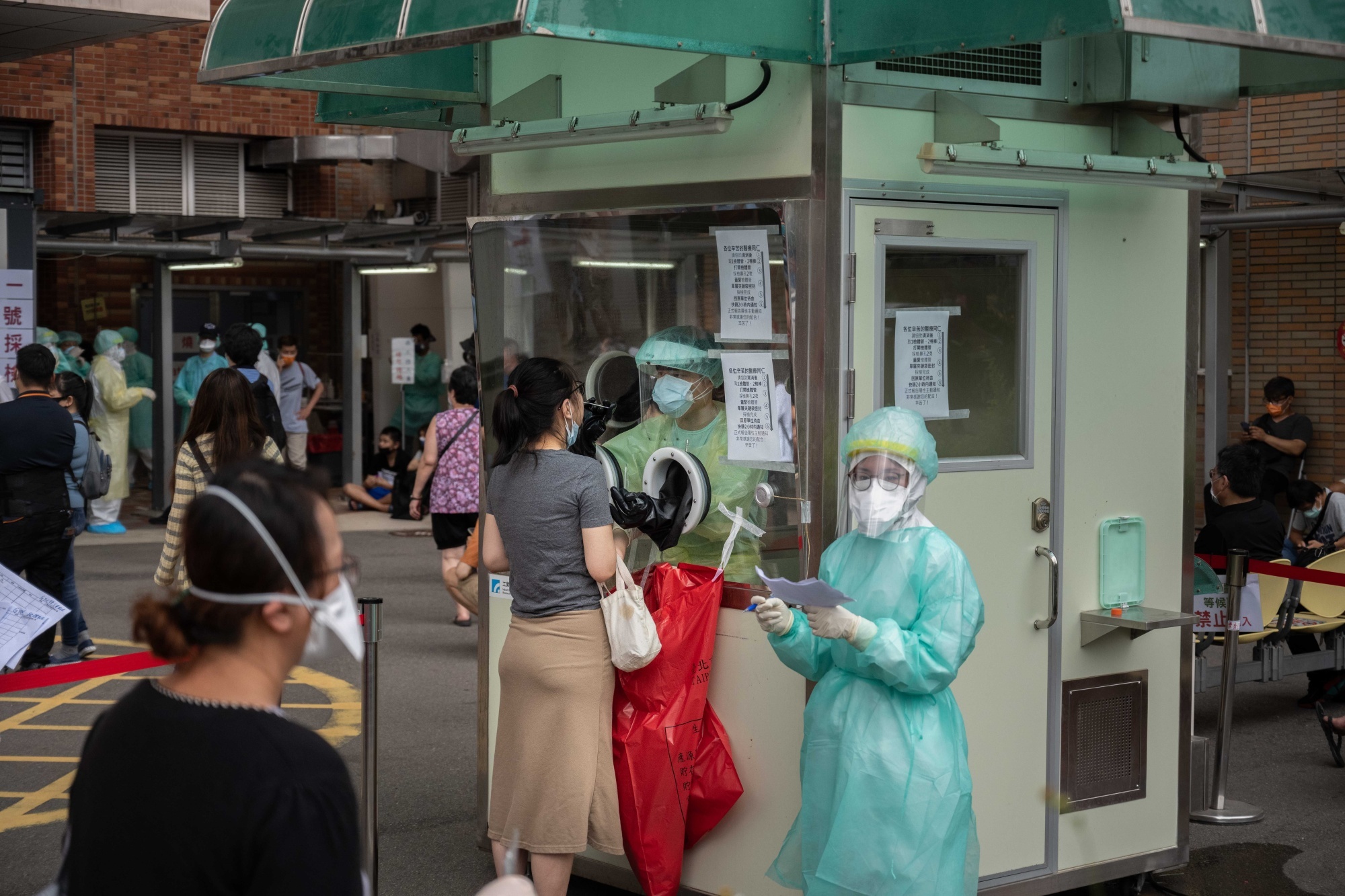 nguoi dan Dai Loan nghi nhiem benh,  cho 9 ngay de biet ket qua xet nghiem,  cham tre anh 1