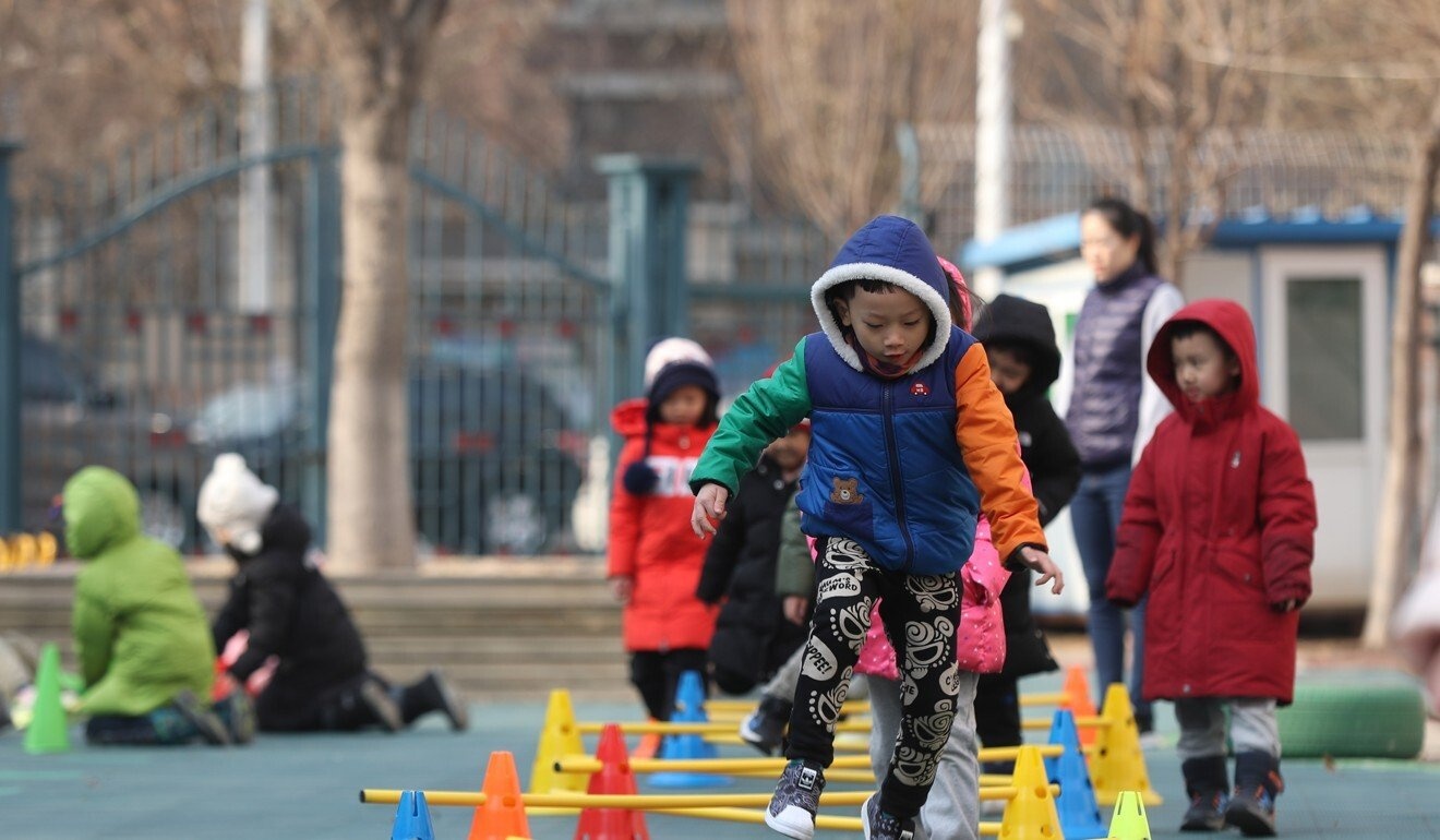 ep hoc sinh mau giao an phan,  co giao mam non,  truong mam non tinh Van Nam anh 1