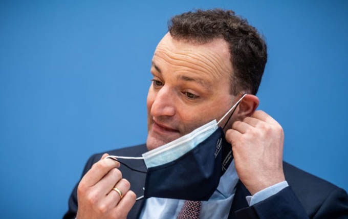 Bo truong Duc bi to phat khau trang TQ ‘nang mui’ cho nguoi yeu the hinh anh