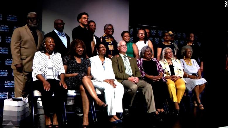 Nhan bang sau 52 nam tot nghiep trung hoc hinh anh