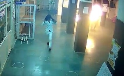 Benh nhan bi thieu song trong benh vien o An Do hinh anh