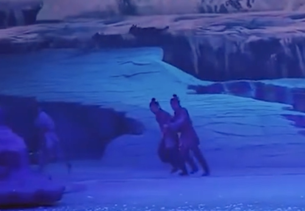 soi ruot duoi dien vien,  khong co ro mom hay bi buoc day xich,  Truyen thuyet ve chiec chuong lac da anh 1